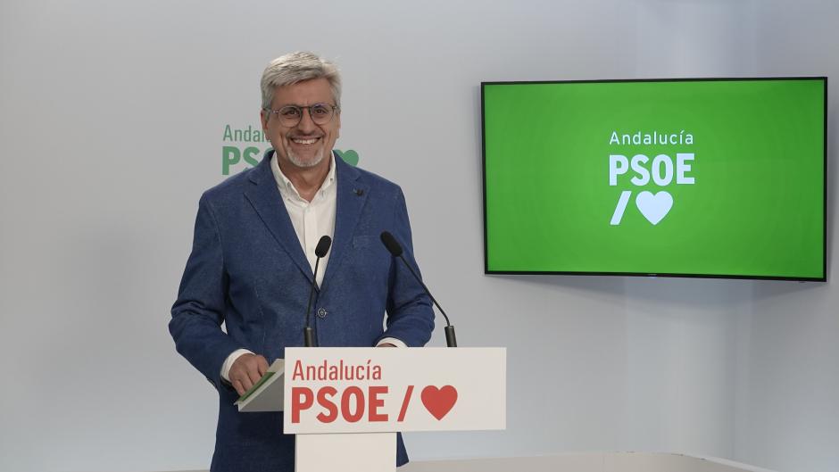 El portavoz adjunto del PSOE andaluz, Josele Aguilar, en rueda de prensa