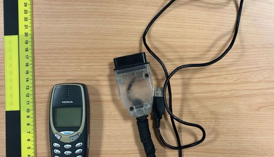 Un Nokia 3310 y el cable de conexión