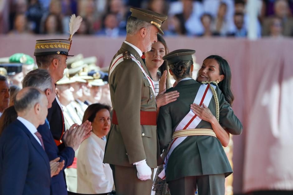 La Reina abraza, orgullosa, a su hija en la Academia General Militar de Zaragoza