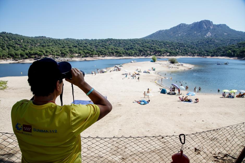 Un socorrista técnico del SUMMA112 observa la playa Virgen de la Nueva del Pantano de San Juan