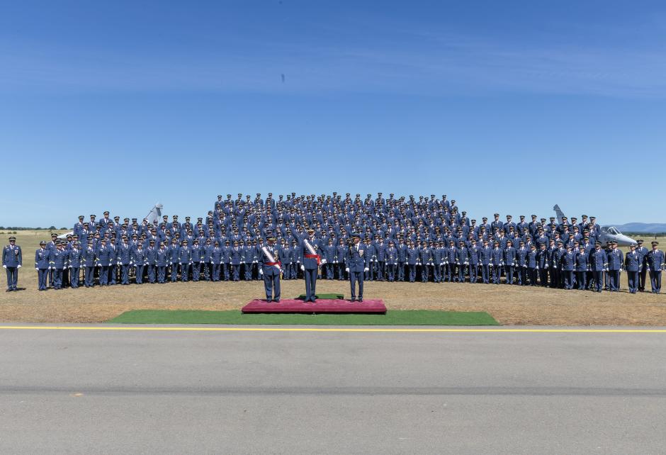 El Rey, junto a los nuevos sargentos del Ejército del Aire y del Espacio en la Academia Básica del Aire de La Virgen del Camino (León)