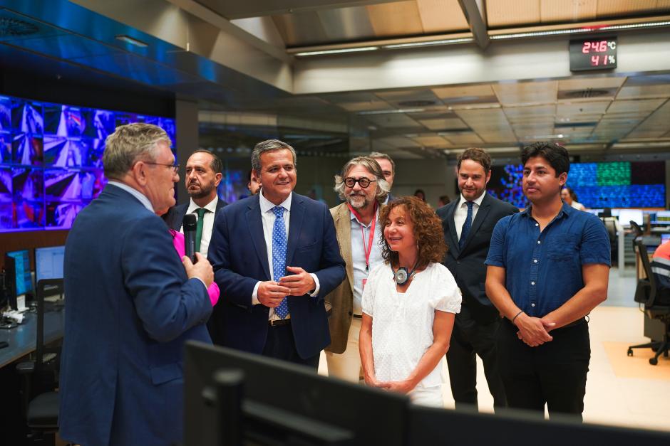 Meera Joshi visita el Centro de Control de Metro de Madrid