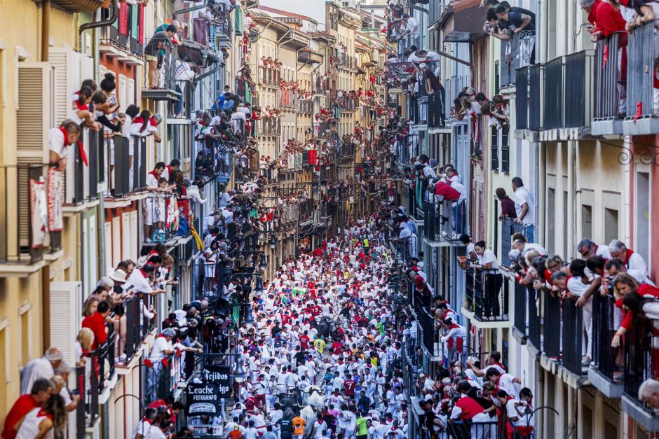 Curva mercaderes, durante el octavo y último encierro de los sanfermines 2023