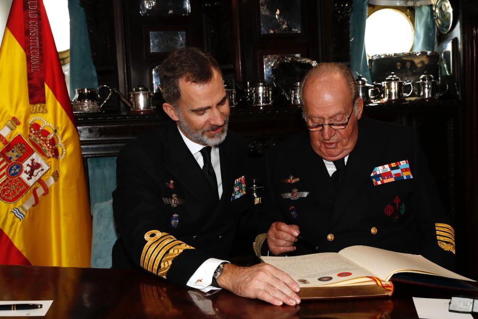 Don Felipe y Don Juan Carlos firman en el libro de honor del buque Juan Sebastián Elcano en 2018