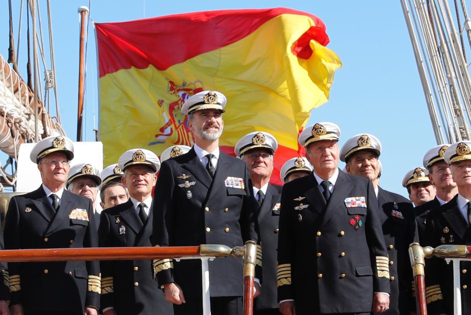 Los Reyes Don Felipe y Don Juan Carlos, a bordo del buque escuela en el que se formaron como guardiamarinas