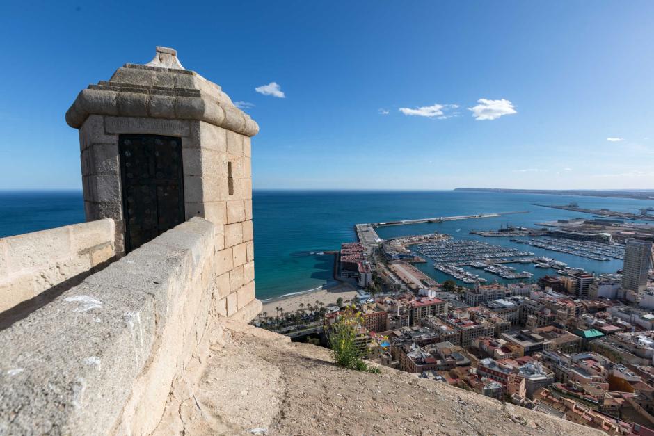 Vistas de la bahía alicantina desde el Castillo de Santa Bárbara