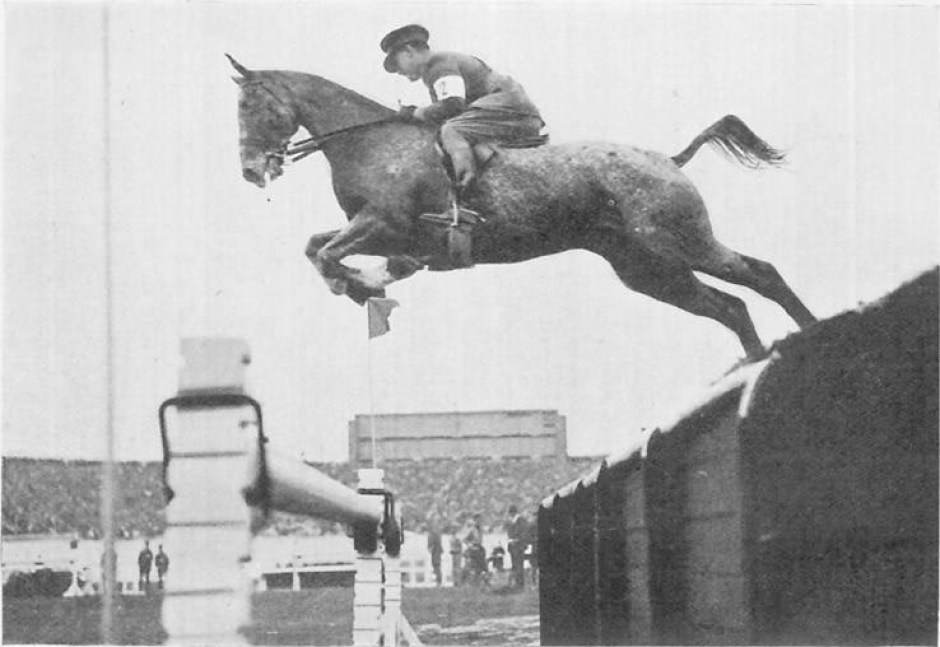 Marqués De Los Trujillos, jinete español, sobre Zalamero en los Juegos Olímpicos de Amsterdam en 1928