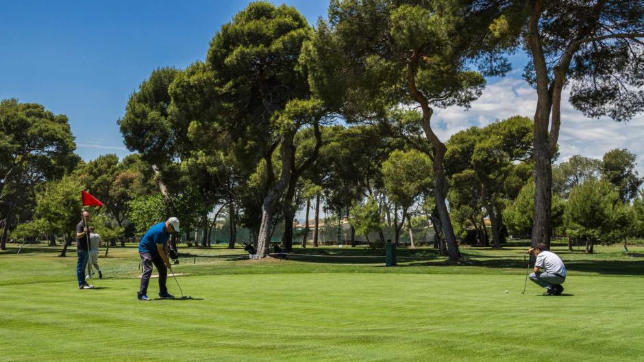 Imagen de unas personas jugando en un campo de golf de la Comunidad Valenciana