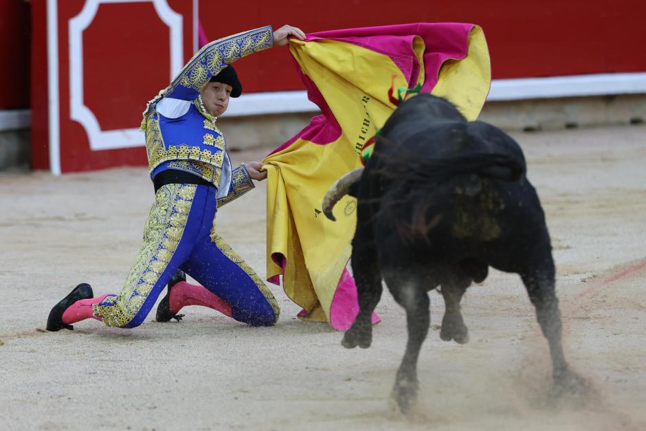 Alejandro Chicharro, durante la lidia de su primer y único novillo