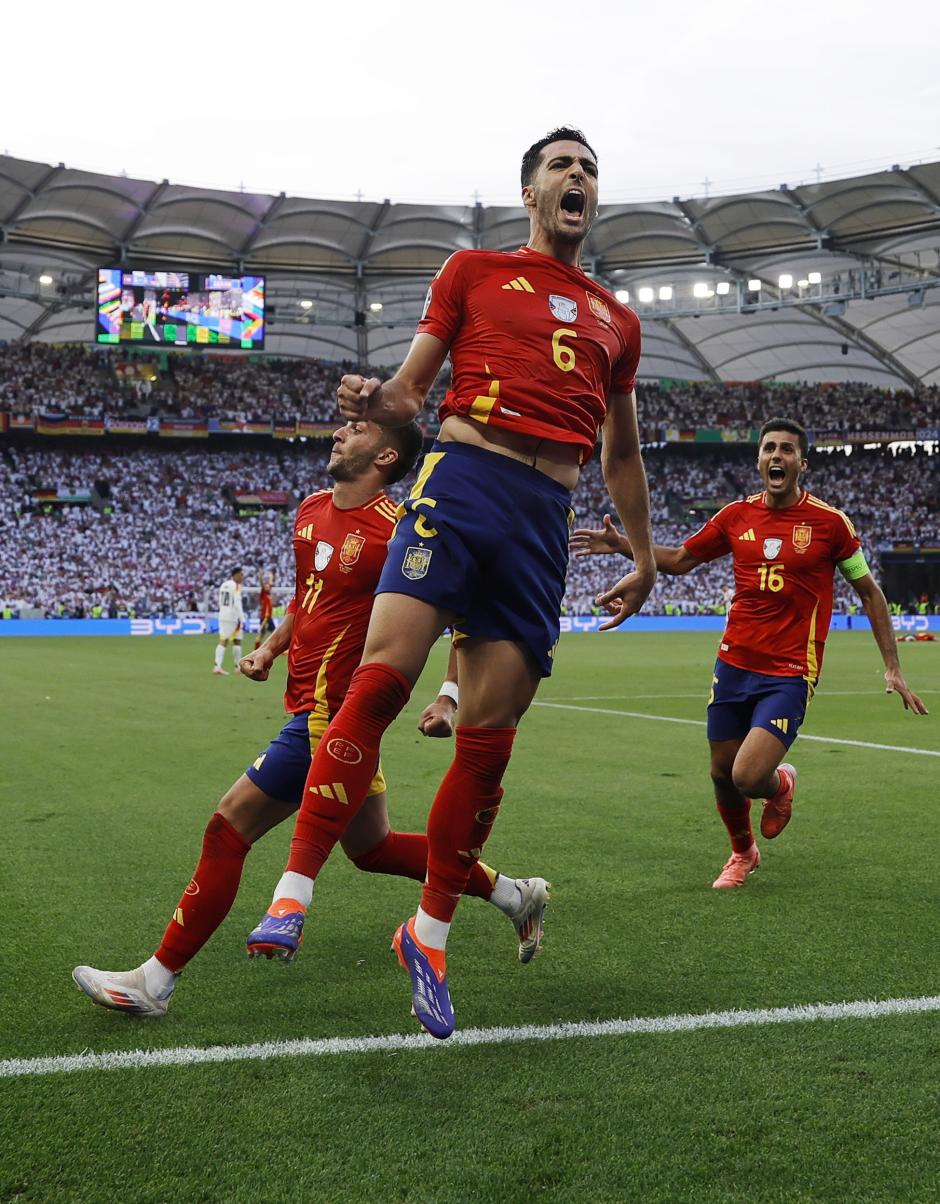 Mikel Merino celebra el 2-1 ante Alemania