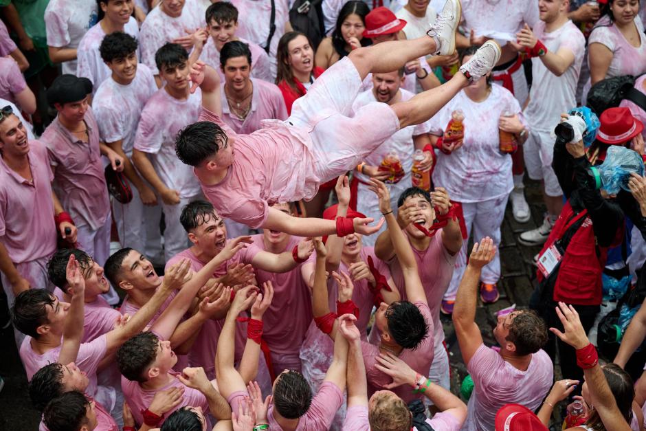 Ambiente en la plaza consistorial de Pamplona durante el Chupinazo 2024