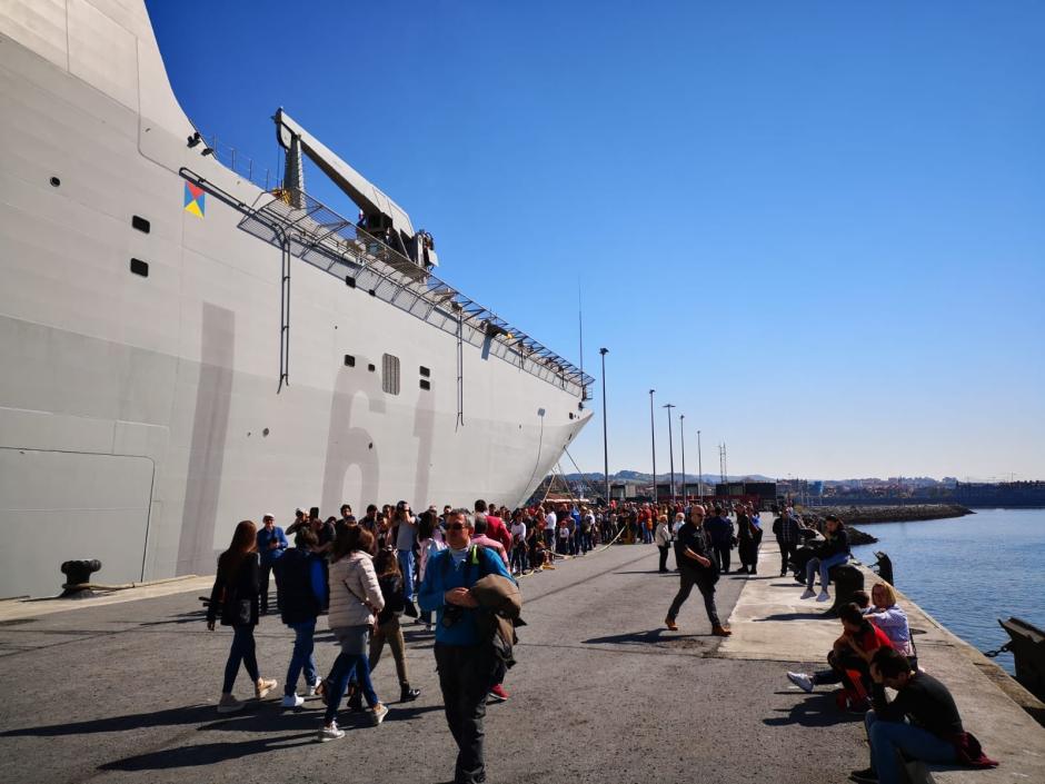 Numerosos ciudadanos esperan para subir a bordo del L-61 Juan Carlos I, buque insignia de la Armada española