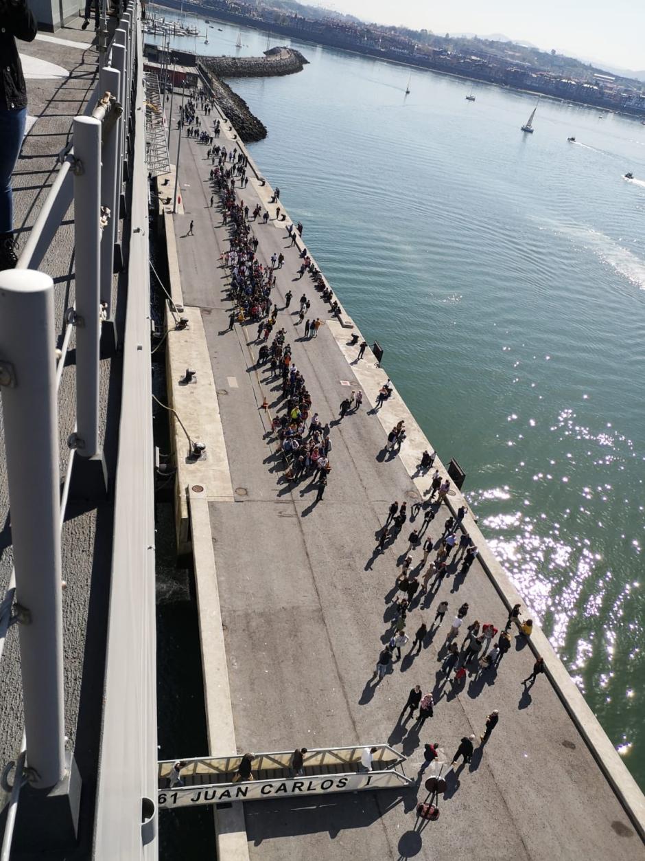 Vista aérea de la cola previa al acceso al portaaeronaves Juan Carlos I, atracado en el puerto de Guecho