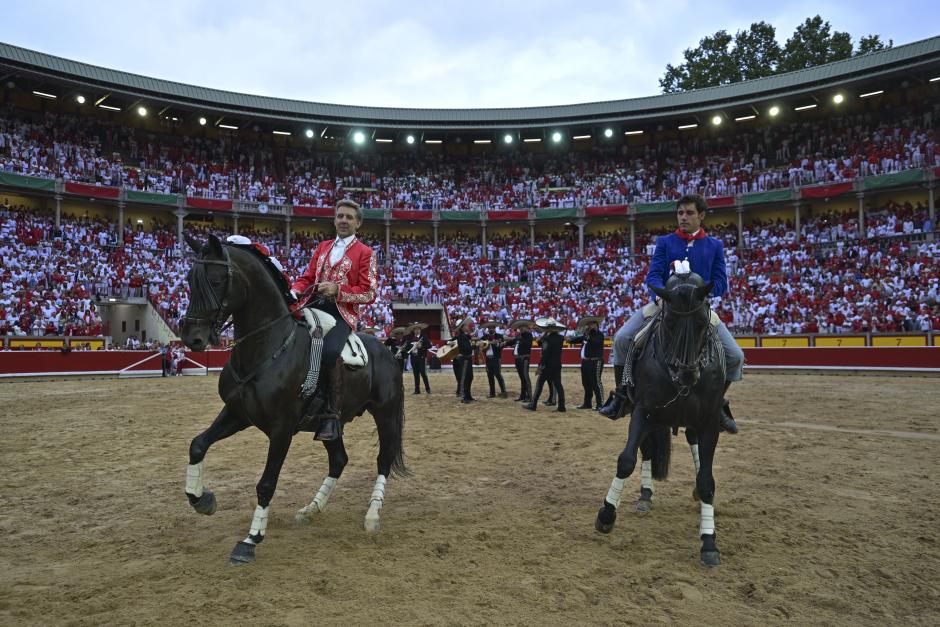 El rejoneador Pablo Hermoso de Mendoza (i), junto a su hijo Guillermo Hermoso de Mendoza (d), se despide de la plaza de toros de Pamplona con mariachis incluidos en los Sanfermines 2024