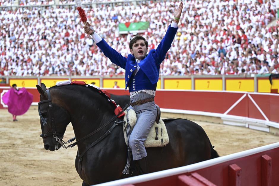 El rejoneador Guillermo Hermoso de Mendoza durante la lidia a su primer toro de la tarde