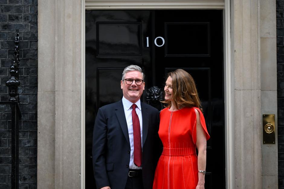 El Primer Ministro británico entrante, Keir Starmer, y su esposa Victoria Starmer, en las afueras del número 10 de Downing Street