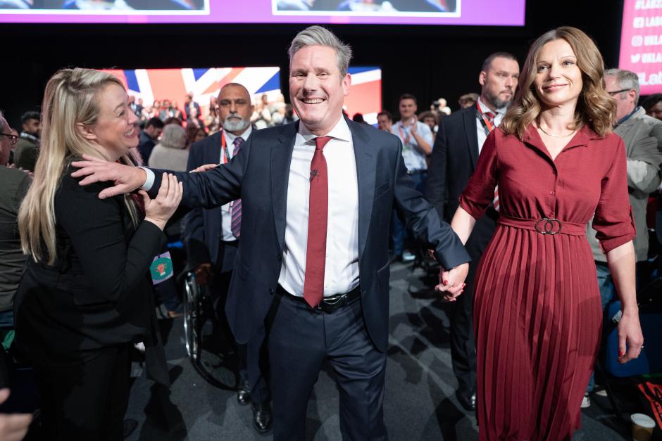 El líder del Partido Laborista, Sir Keir Starmer, con su esposa Victoria, abandona el escenario después de dar su discurso de apertura durante la Conferencia del Partido Laborista en Liverpool