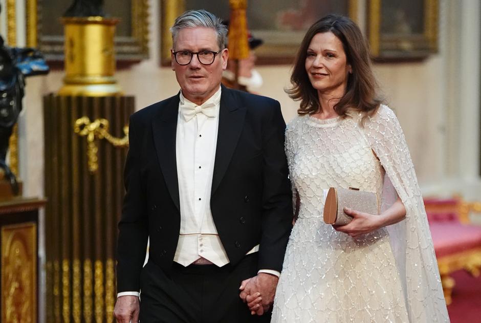 El líder laborista Sir Keir Starmer con su esposa Victoria recorren la Galería Este para asistir al Banquete Estatal para el Emperador Naruhito y su esposa, la Emperatriz Masako de Japón en el Palacio de Buckingham