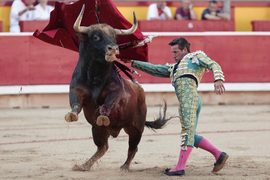 Diego Urdiales da un pase de pecho al primero de su lote