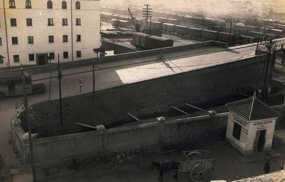 El quiosco de Encarnación, hermana del Panza, en el lateral del viaducto