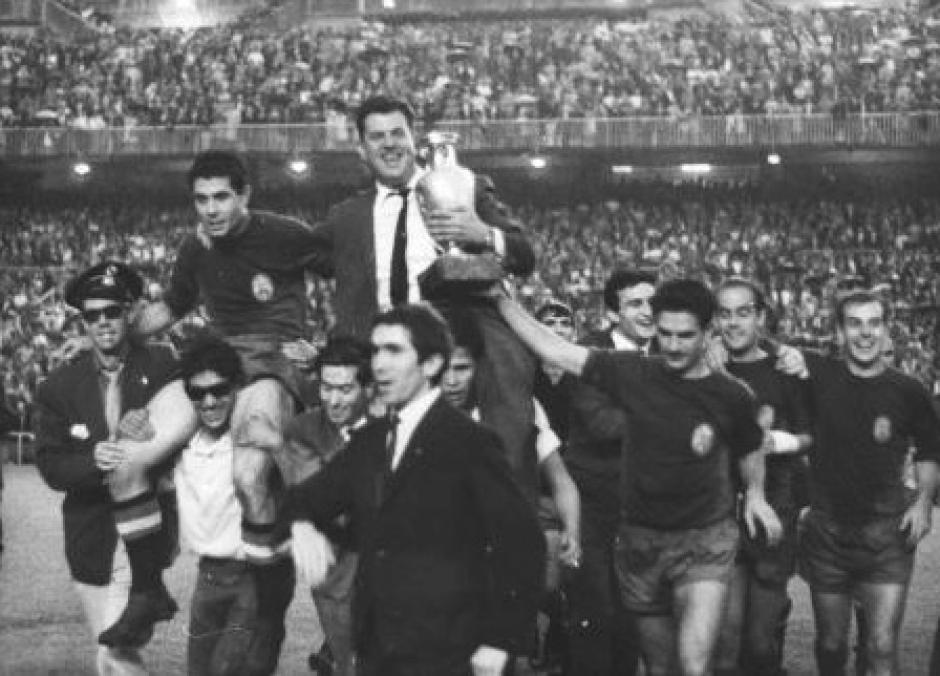 Los jugadores y el seleccionador dando la vuelta al campo con la Eurocopa (1964)