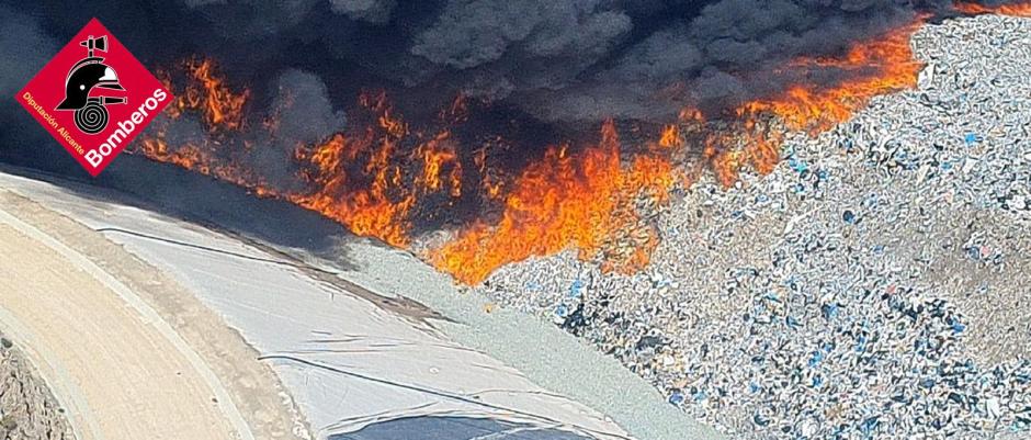 Imagen aérea del incendio en el vertedero de Jijona