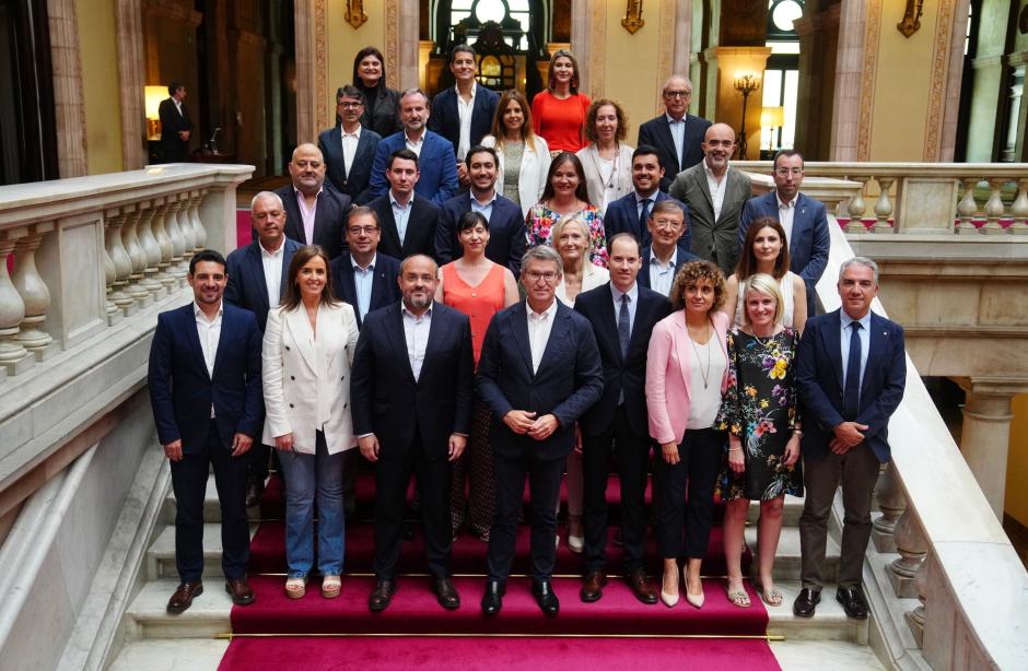 El presidente del PP, Alberto Núñez Feijóo, en su visita al Parlamento catalán junto a los miembros del GPP