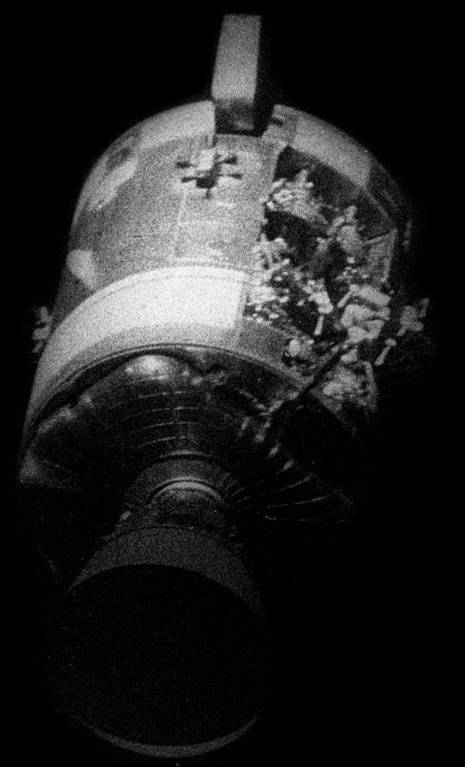 Módulo de servicio del Apolo 13 dañado, fotografiado desde el módulo de mando después de la separación