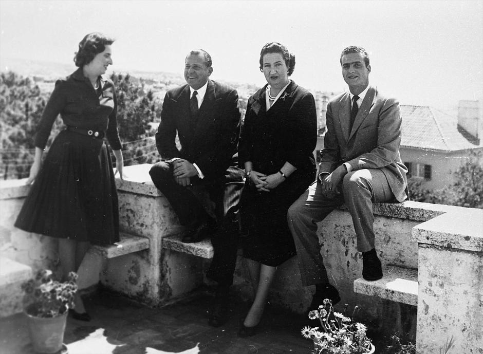 Los Condes de Barcelona, en el exilio, sus hijos, Don Juan Carlos y Doña Pilar 

Europa Press Reportajes / Europa Press
(Foto de ARCHIVO)
17/4/1948