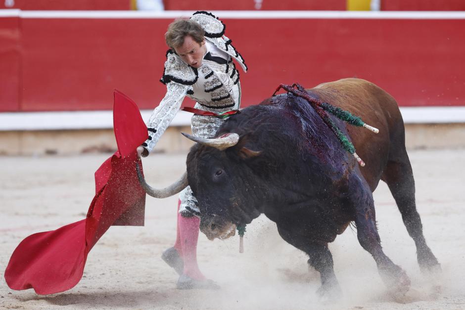 Román intenta torear por bajo al segundo de su lote