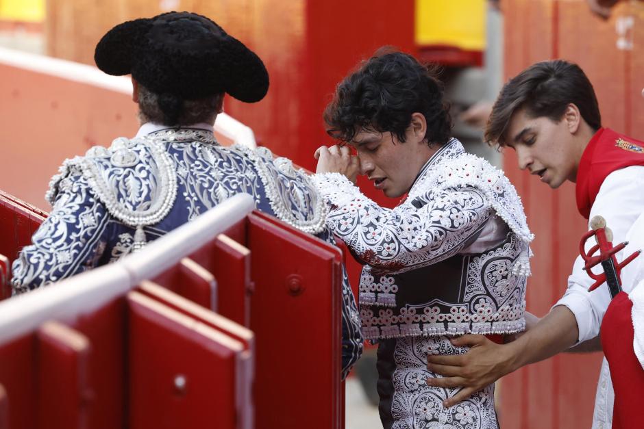 Isaac Fonseca, dolorido en el callejón antes de ser trasladado al hospital