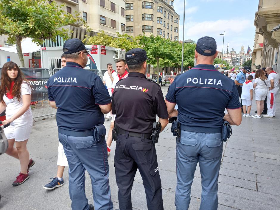 Policías italianos patrullan por la Avenida de Carlos III de Pamplona