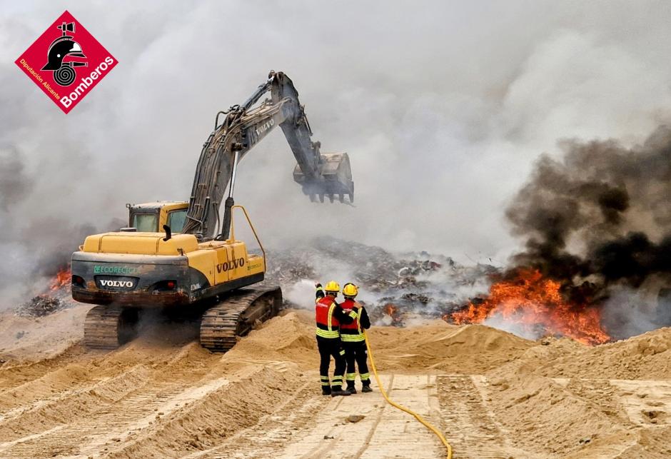 Labores de los bomberos en el vertedero de Jijona