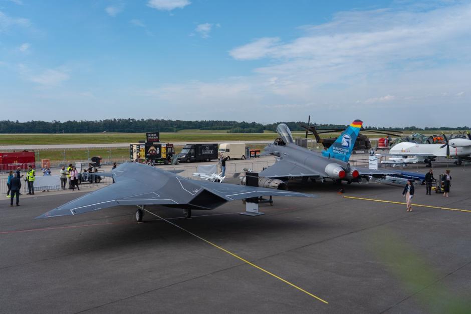 Prototipo de un Wingman junto a un Eurofighter en la Feria Aeroespacial Internacional ILA de Berlín