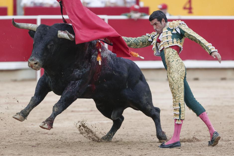 Pase de pecho de Emilio de Justo a ese quinto toro de la tarde, al que cortó dos orejas