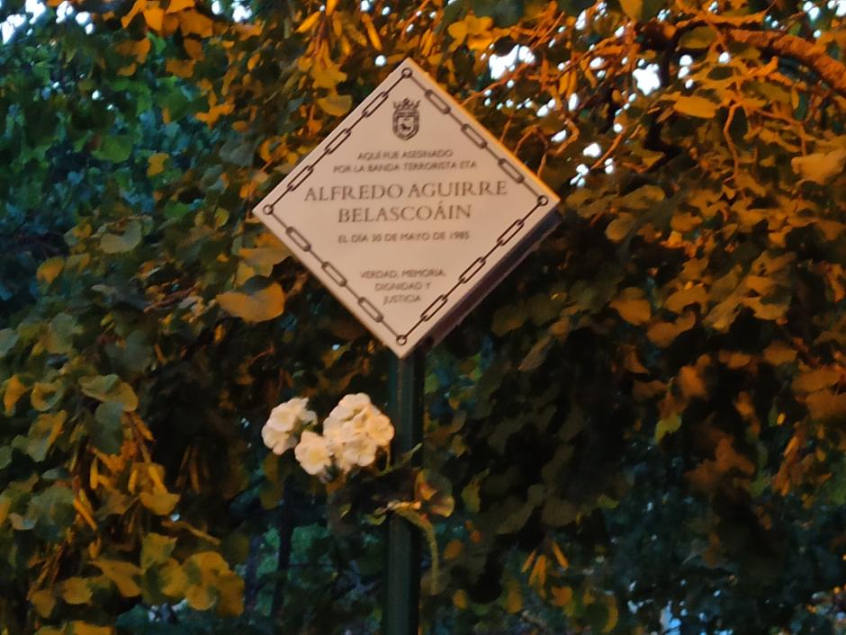 Placa en recuerdo a Alfredo Aguirre