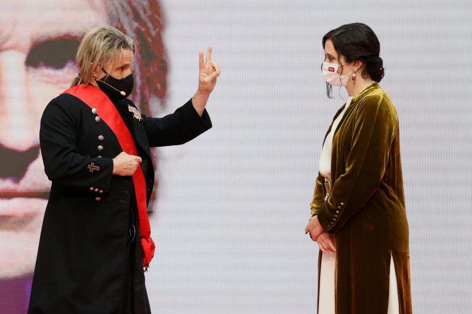 Nacho Cano e Isabel Dáaz Ayuso, durante la entrega de las Medallas de la Comunidad de Madrid