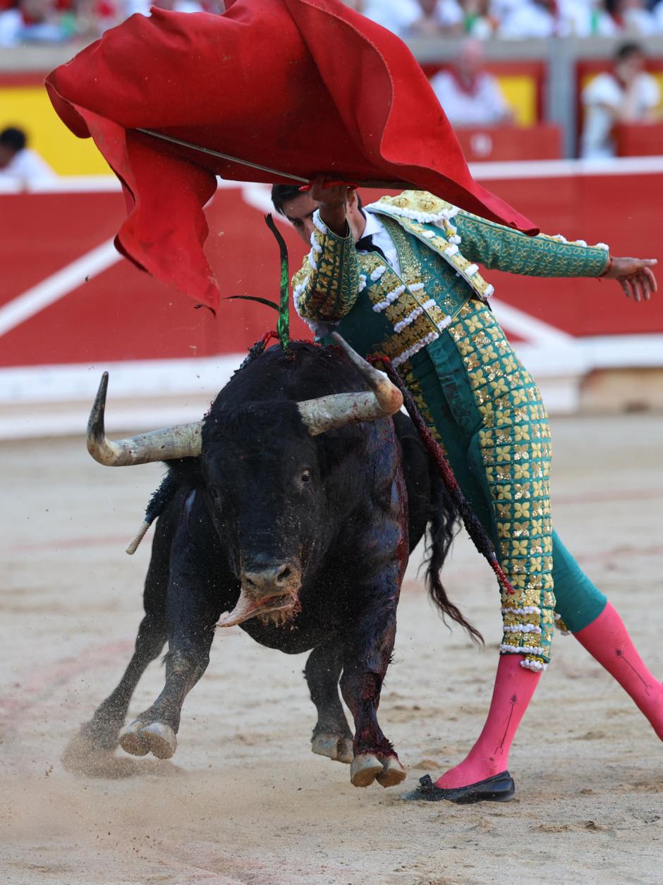 Pase de pecho de Perera a su segundo toro, al que cortó una oreja