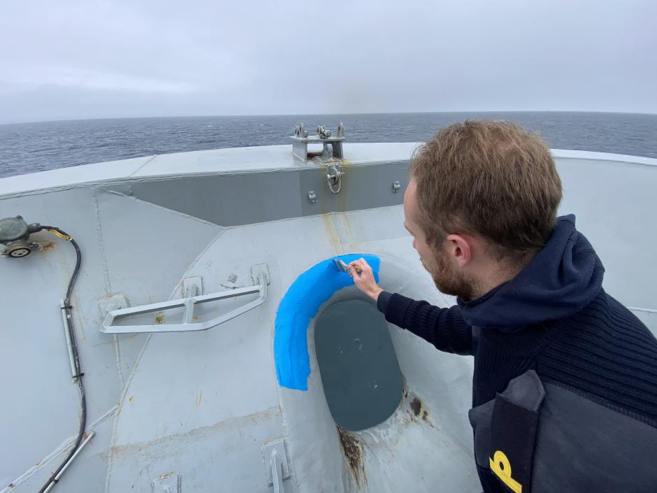 Un momento del pintado de azul del alavante de la fragata Álvaro de Bazán