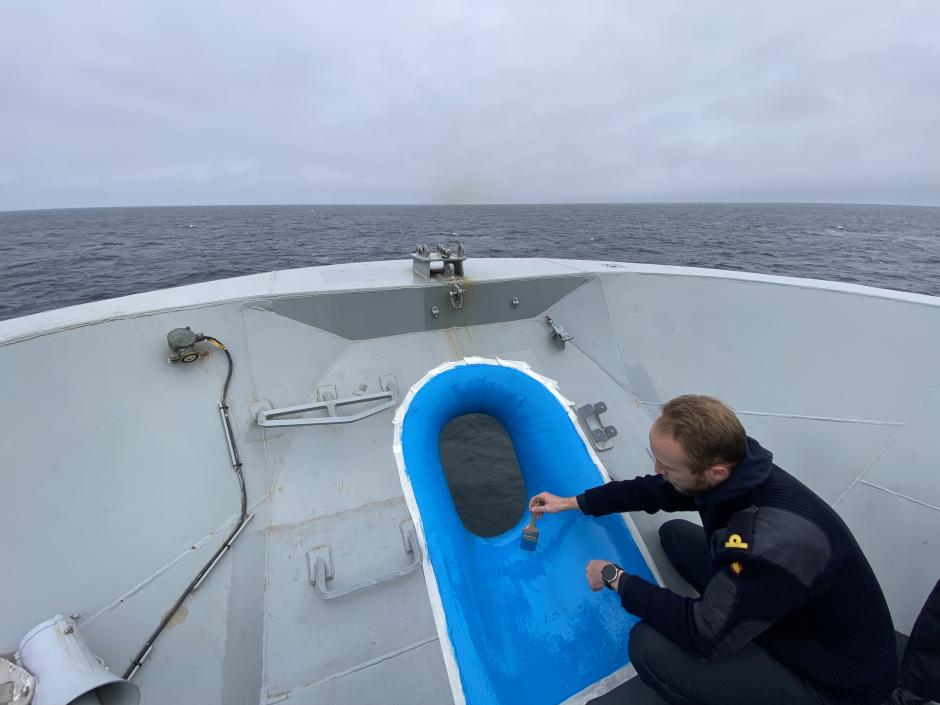 El alavante de la fragata Álvaro de Bazán, pintado de azul durante el paso del Círculo Polar Ártico