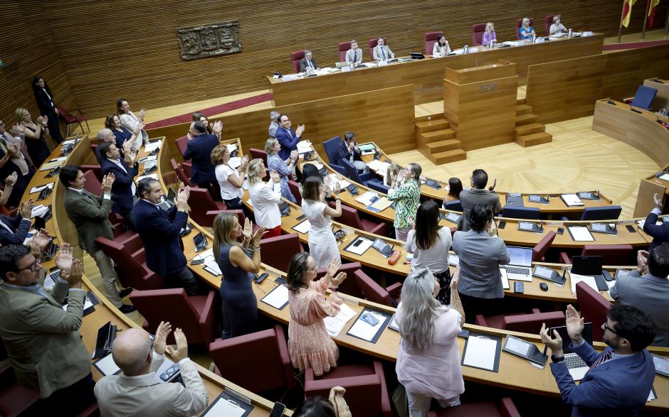 Los diputados del PP y Vox en las Cortes Valencianas aplauden en pie después de aprobar la Ley de Concordia