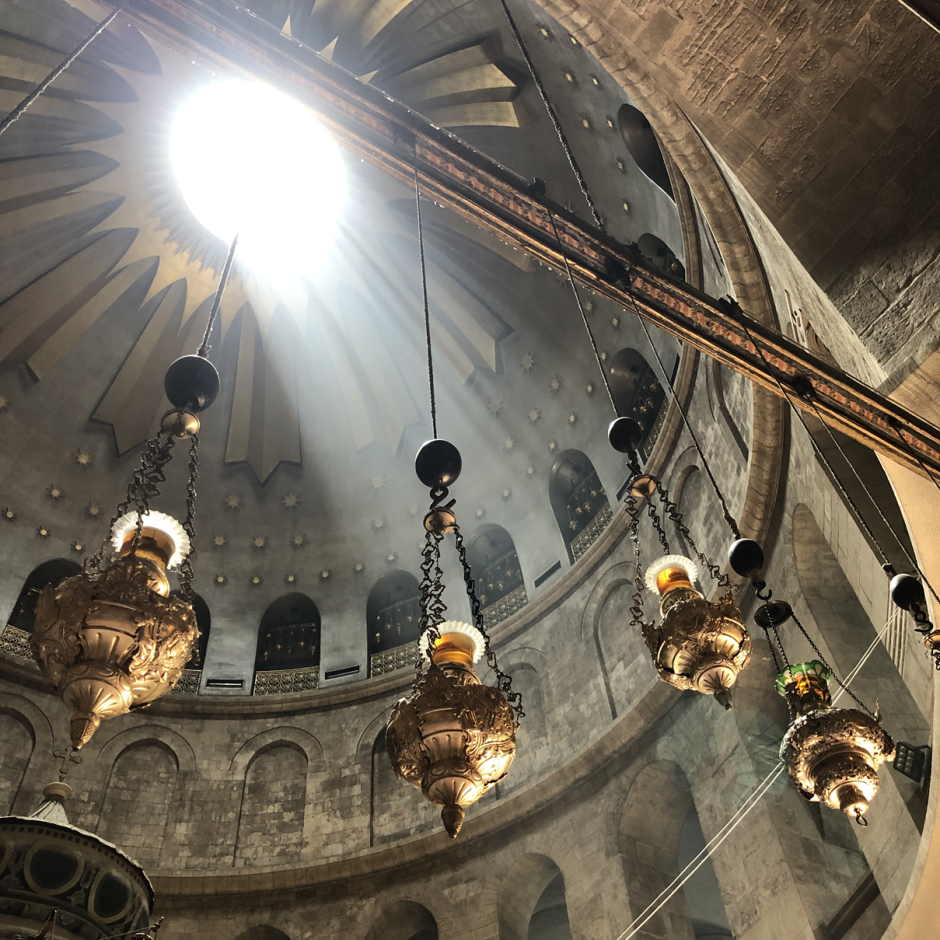 Un rayo de luz atraviesa la cúpula de la basílica del Santo Sepulcro