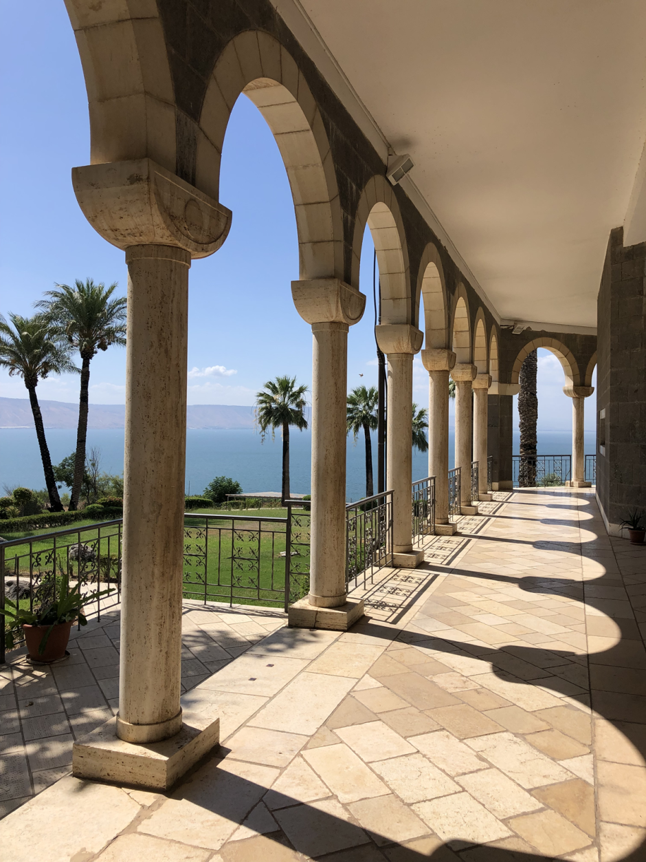 Arquería de la iglesia de las Bienaventuranzas, un mirador privilegiado sobre el mar de Galilea