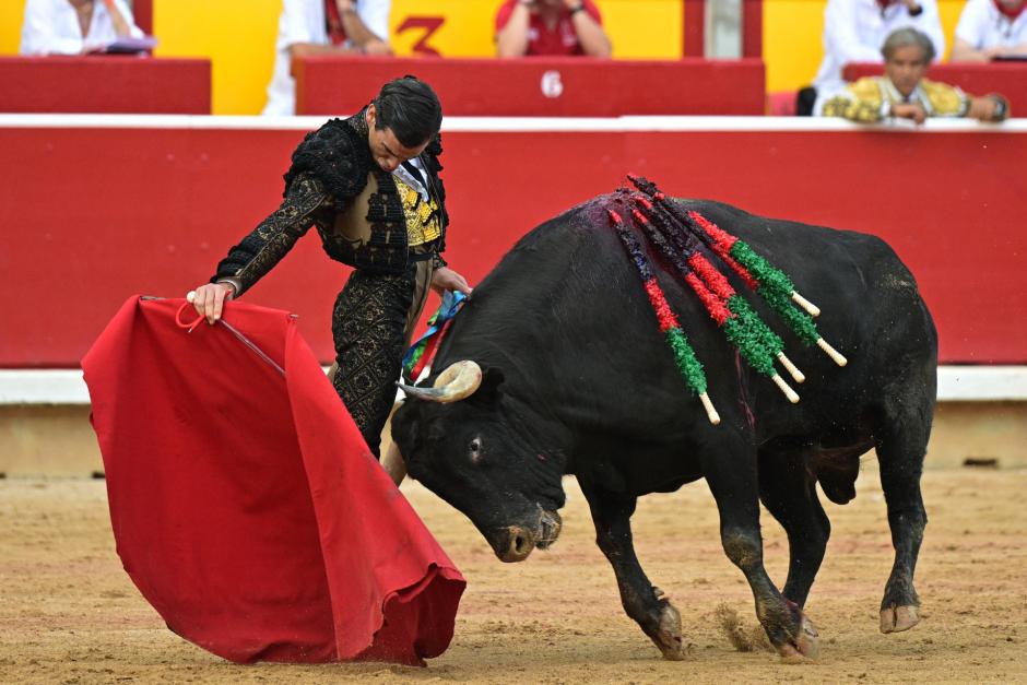 Juan Ortega, de habano y azabache con chaleco de oro, ante el sexto de la tarde