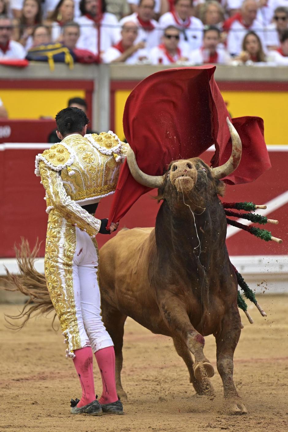 Talavante se pasa por la espalda al toro de Domingo Hernández, de gran cornamenta