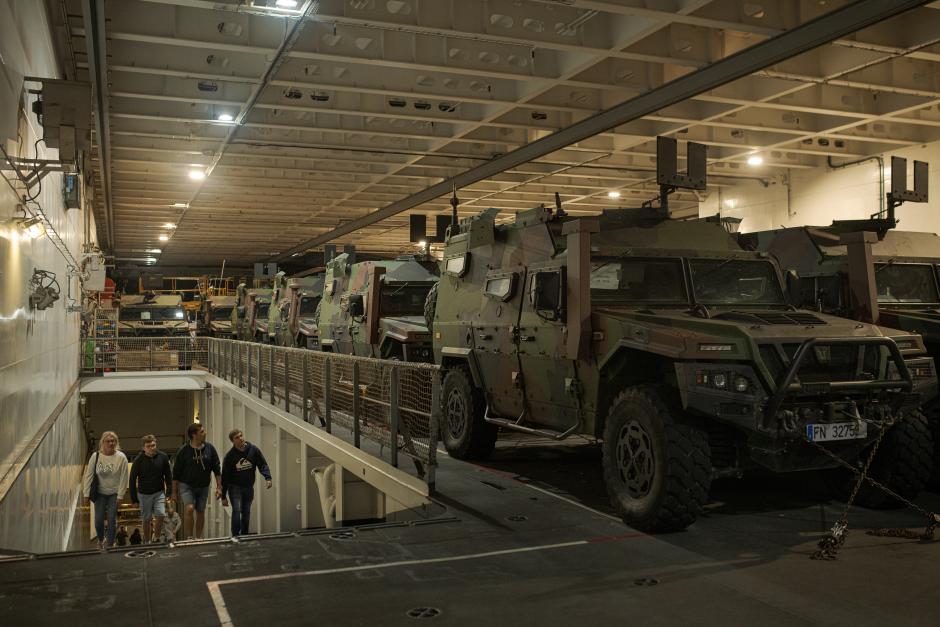 Civiles visitan el buque 'Juan Carlos I', atracado en el Puerto de Vigo