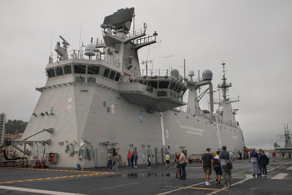 El buque L-61 Juan Carlos I, en el Puerto de Vigo