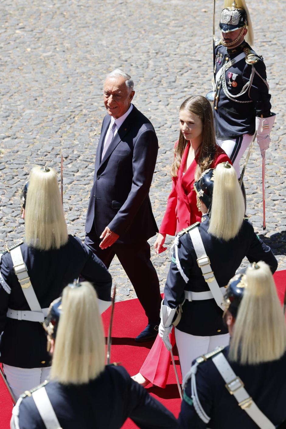 Doña Leonor pasa revista junto al presidente de Portugal en la ceremonia de bienvenida celebrada en el Palacio de Belém