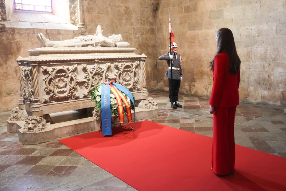 La Princesa rinde homenaje ante el túmulo del poeta Luís Vaz de Camões en Los Jerónimos