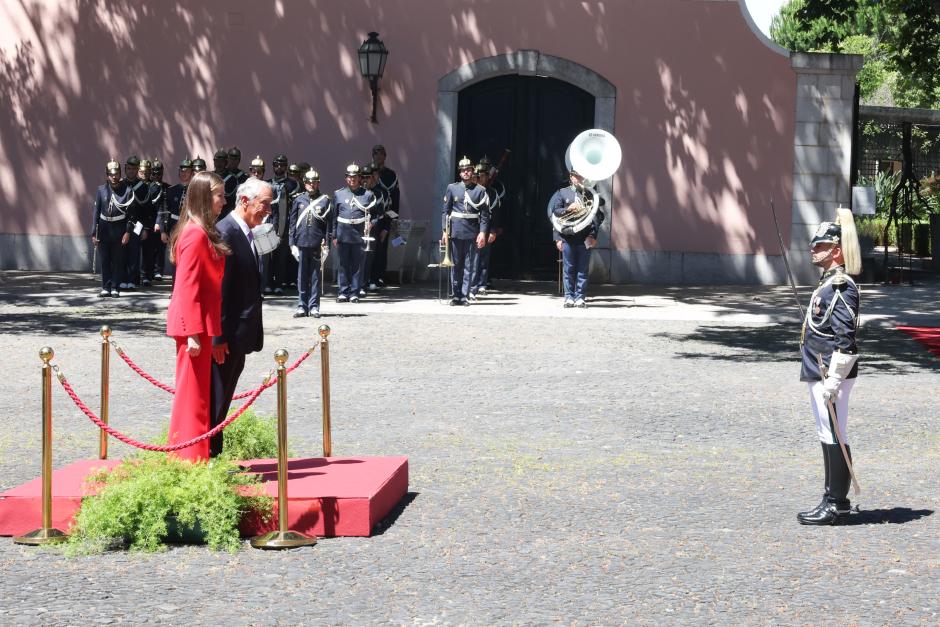 Doña Leonor y el presidente de Portugal, en la ceremonia de bienvenida